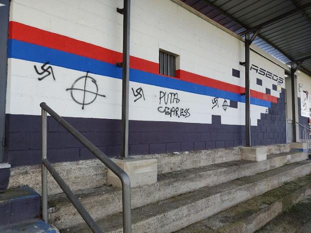 El campo de La Cruz de Ceares aparece de nuevo cubierto de pintadas neonazis