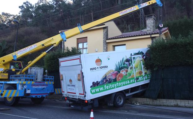 Un camión se empotra contra el muro de una vivienda en Castrillón