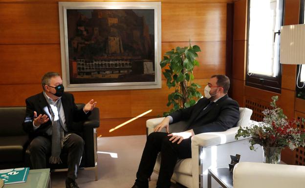Barbón se compromete con la Academia en iniciar este mismo año el proceso para que el asturiano sea lengua oficial