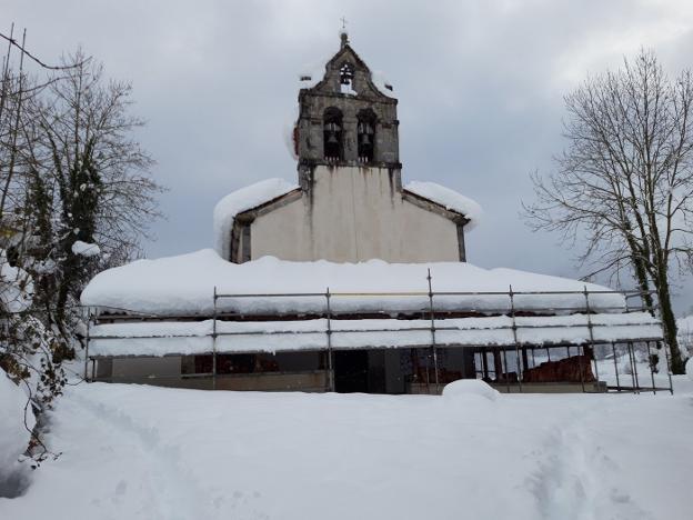 Las tejas de la iglesia de Caleao resisten