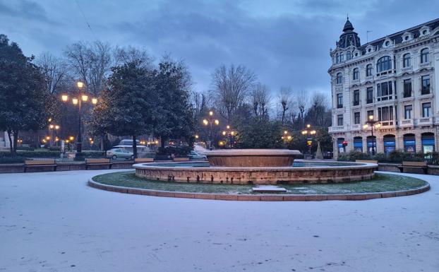 Vídeo: la nieve cubre Oviedo a primera hora de la mañana