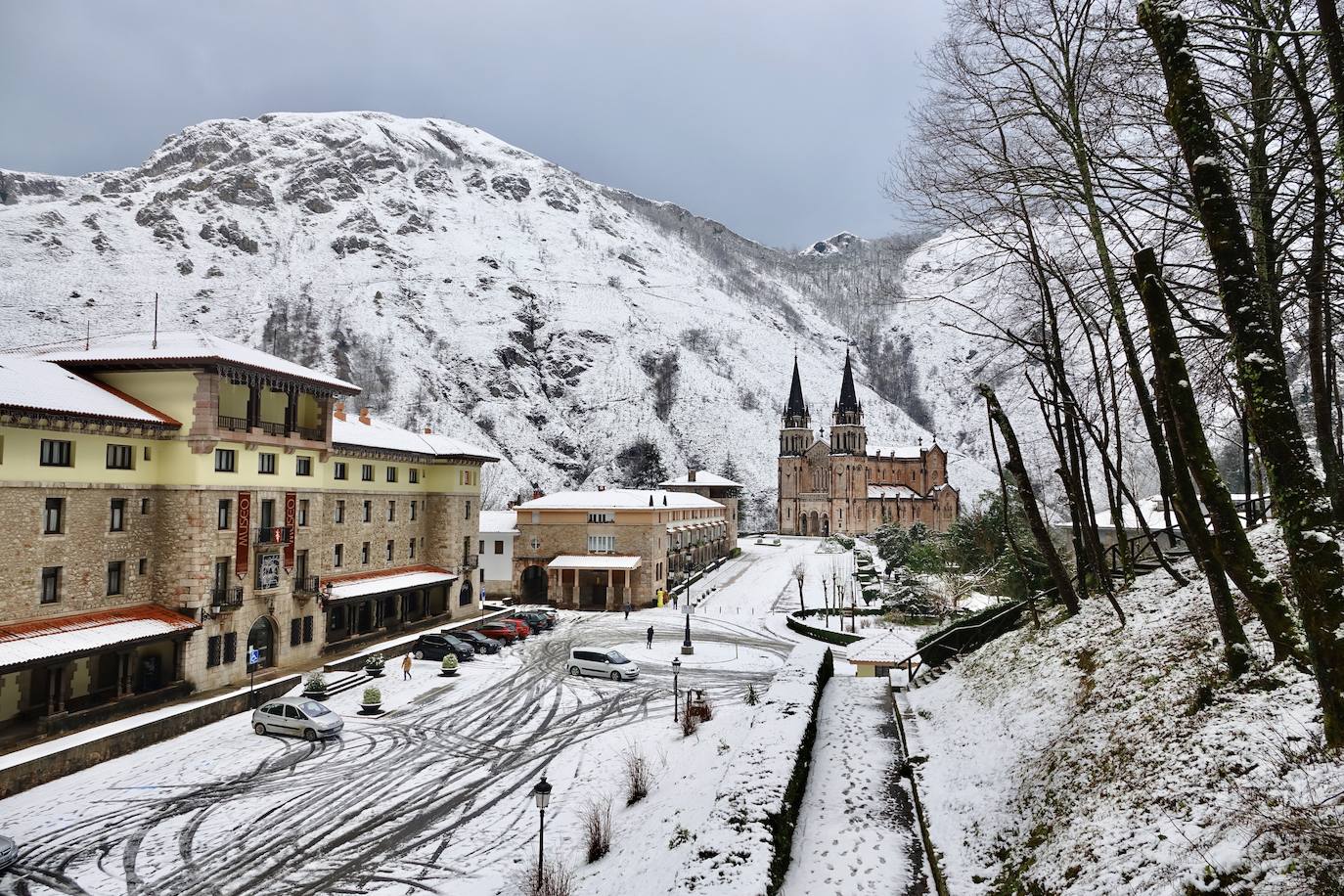 Las espectaculares imágenes de la nieve en Covadonga