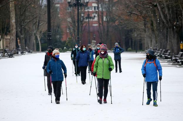 150 operarios municipales para limpiar las calles nevadas de Oviedo