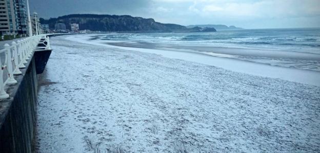La playa de Salinas amanece cubierta de un manto de granizo