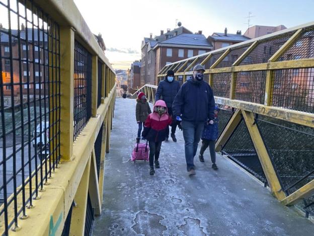 «La pasarela de El Carbayu continúa en condiciones pésimas»