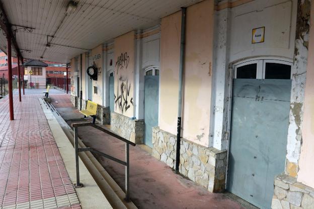 Los desperfectos en las estaciones de tren «alejan a los pocos usuarios que hay»