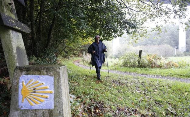 Un peregrino recorre el Camino de Santiago a su paso por Canero, en el concejo de Valdés./Paloma Ucha