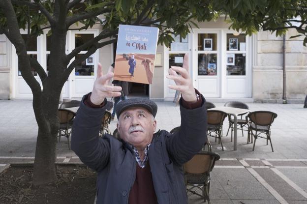 «Quería rendir homenaxe a la xente que me deprendió a falar asturianu»