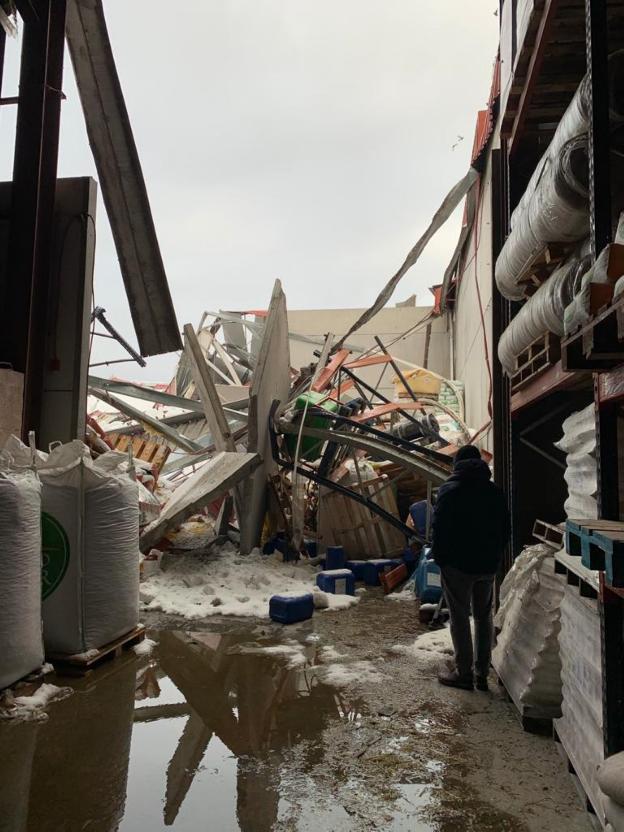 La nieve provoca el derrumbe de una nave de Campoastur en Tineo
