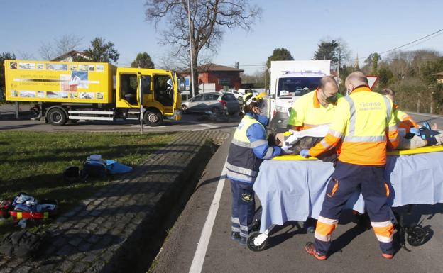 Herido grave un motorista en una colisión con un turismo en Gijón