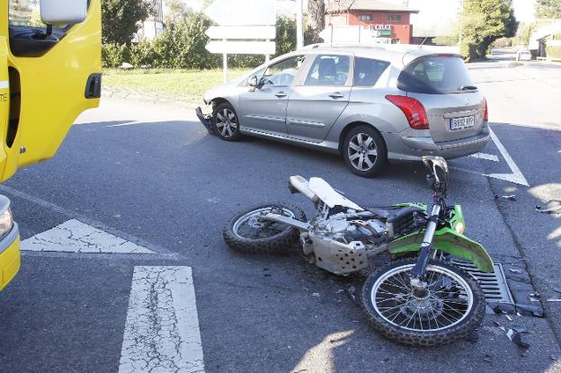 Herido un motorista de 19 años al chocar con un turismo en el cruce de Deva