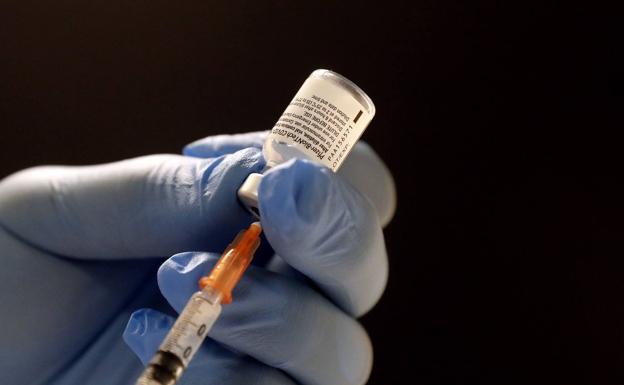 Expedientan a tres sanitarios que «invitaron» a familiares a vacunarse frente al coronavirus