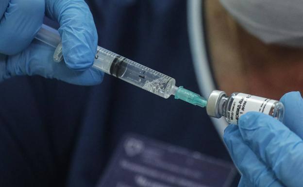 Un juzgado obliga a vacunar de covid-19 a una anciana en una residencia tras la negativa de la hija