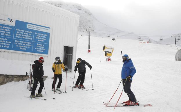 La estación de esquí de Valgrande-Pajares cuelga el cartel de 'aforo completo'