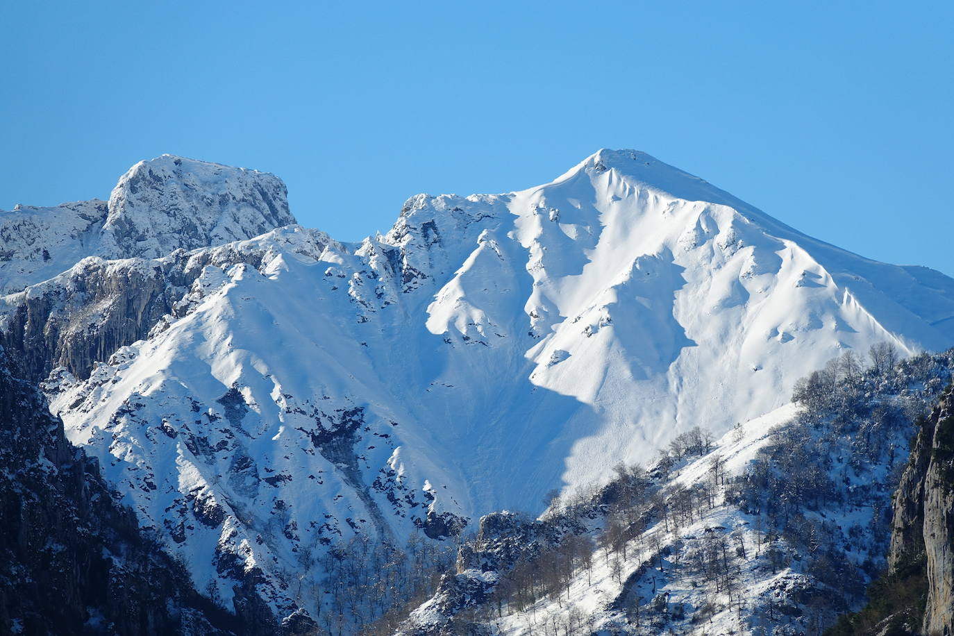 Al rescate de una yegua atrapada por la nieve en los Picos de Europa