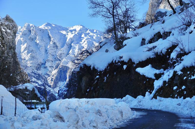 Todoterrenos y esquís para llevar víveres y medicinas a los vecinos aislados de Ponga