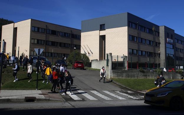 «No tenemos nuevo instituto en La Corredoria y el que hay se cae abajo»