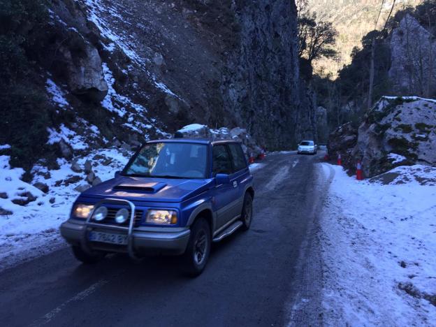 El Principado prevé abrir en tres días la pista que da acceso a ocho pueblos de Cangas del Narcea