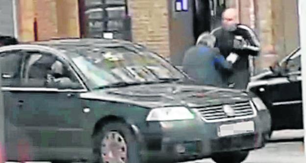 «Antes de bajarse del coche ya le había dado una bofetada que le dejó sangrando»