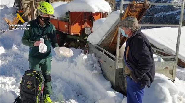 13 kilómetros de lucha contra el hielo para llevar comida y medicamentos