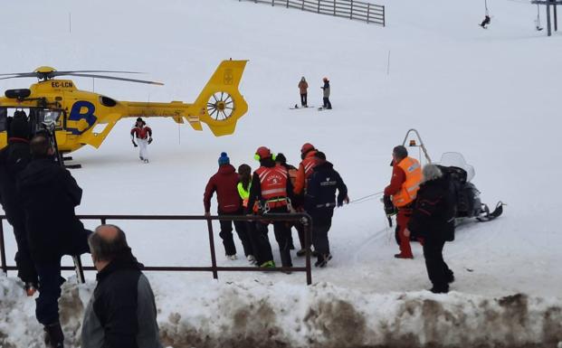 Evacuan a un esquiador con una pierna rota en Pajares