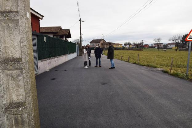 El Ayuntamiento repara un hundimiento de la calle de El Sucu en El Carbayu de Lugones