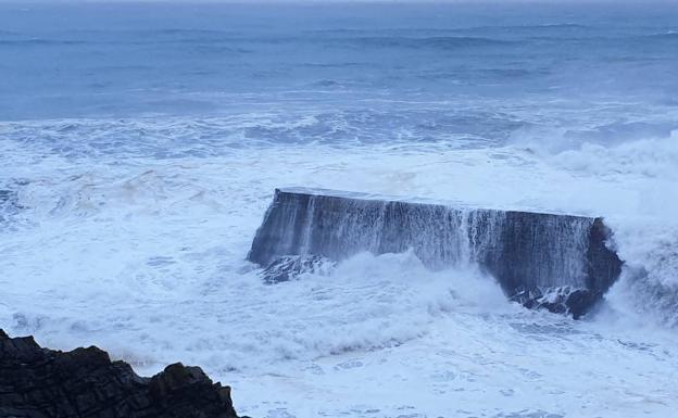Unos buzos localizan el faro rojo de Viavélez, derribado el pasado mes de diciembre por el fuerte oleaje