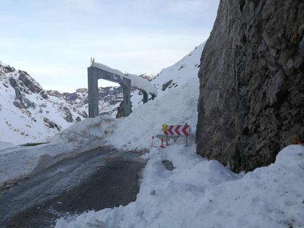 Los vecinos de Sotres vuelven a quedar incomunicados por varios aludes