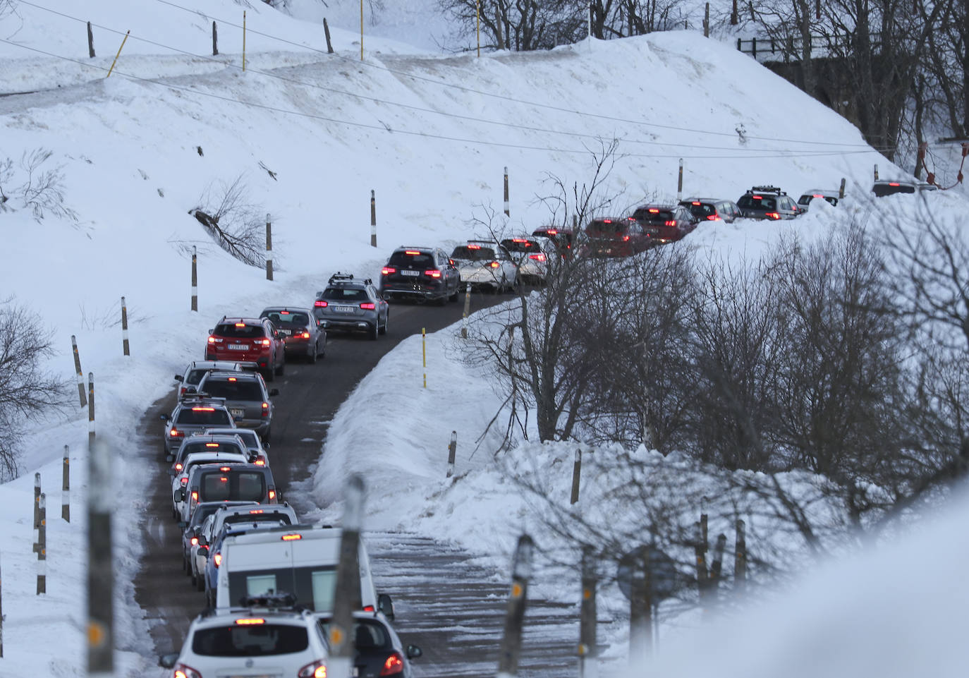 Controles en los accesos a Valgrande-Pajares