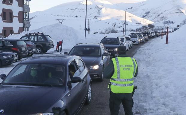 La Guardia Civil intensifica el control de acceso a la estación de esquí de Pajares