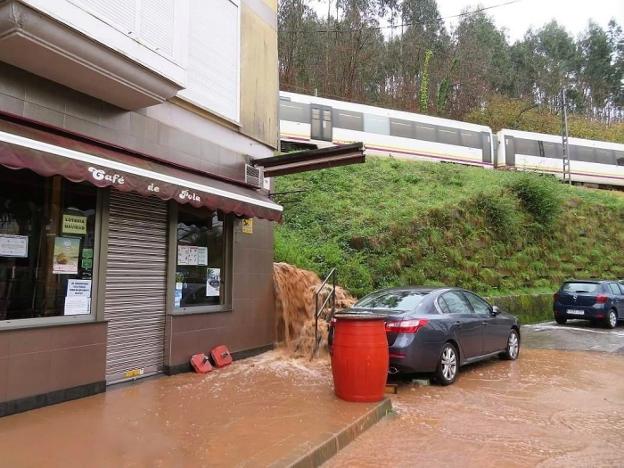 La estabilidad de las vías del tren preocupa a la asociación vecinal de Candás
