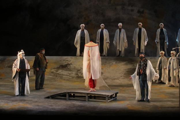 La cultura sigue, pero con los dedos cruzados