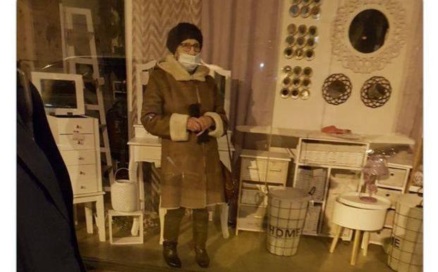 Dejan encerrada cerca de una hora a una mujer de 87 años en un comercio de Cantabria