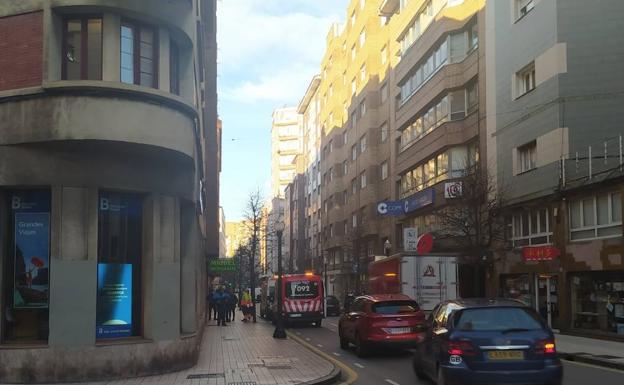 Herida una motorista en una colisión con un coche en Gijón