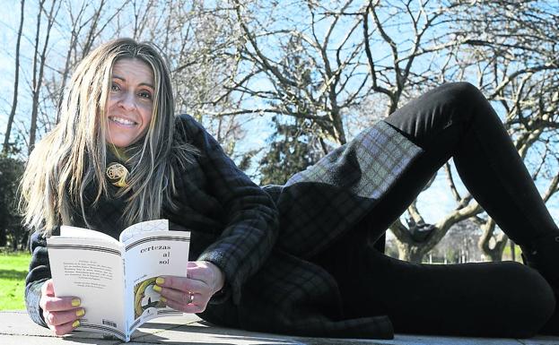 Rosa Valle: «La poesía es casi un alimento, una necesidad en estos tiempos difíciles»