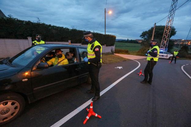 La comarca de Avilés asume los cierres perimetrales con resignación y escaso control de movimientos