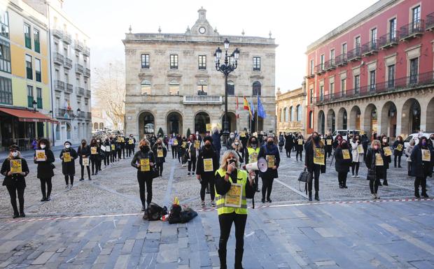 Los peluqueros salen a la calle a reclamar el IVA reducido: «Para pagar no somos esenciales, pero para trabajar sí»