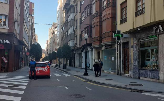 Herido un niño de siete años al caerle en la cabeza cascotes de un edificio de Gijón