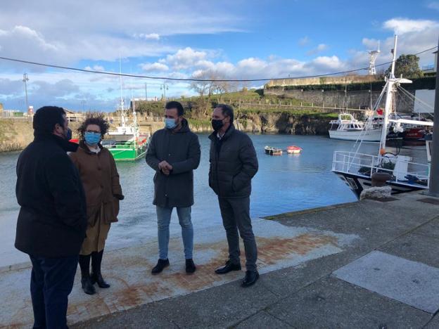 Pescadores alertan de que es «un peligro» maniobrar en Puerto de Vega