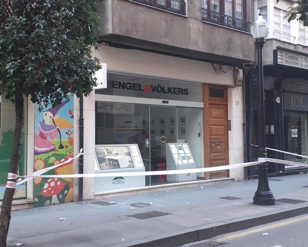 Herido un niño de siete años al caerle en la cabeza cascotes en la calle Menéndez Valdés