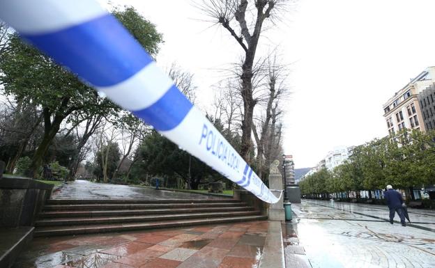 Cierran el Campo de San Francisco y recogen la bandera de España de La Escandalera por el mal tiempo