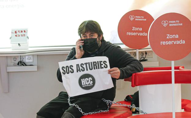 Desalojado un hostelero que se encadenó en la sede de una compañía eléctrica en Gijón