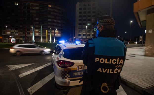 La Policía Local de Avilés denuncia a tres bares por incumplimiento de la normativa sanitaria en sus terrazas