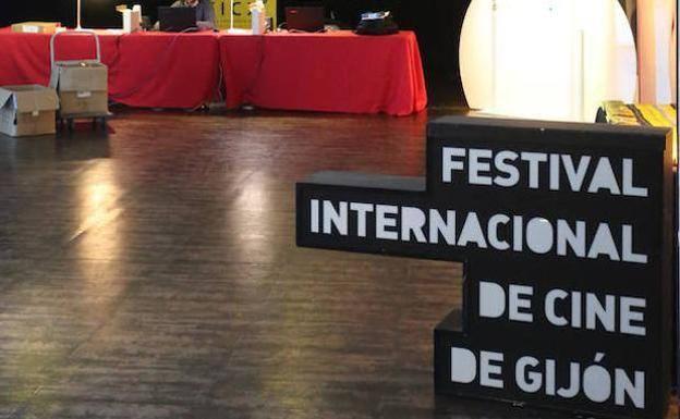 La revista que publicó un reportaje promocional del FICX criticando al director devolverá el dinero