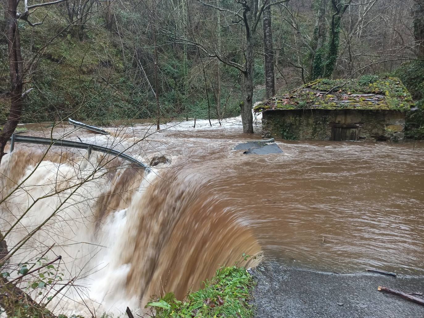 Los estragos del deshielo y la lluvia incesante en Asturias