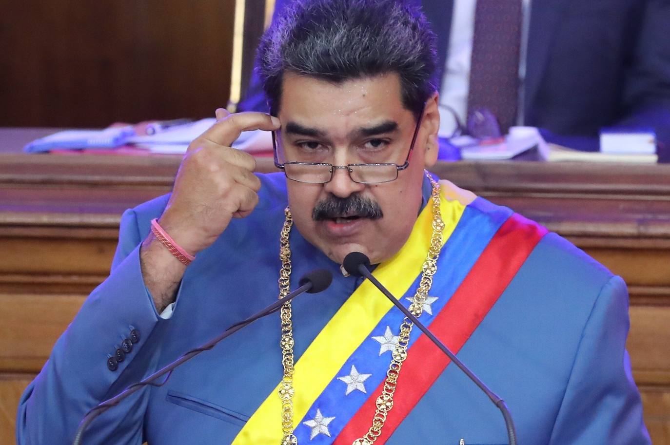 Maduro presenta unas «goticas milagrosas» para la cura del coronavirus