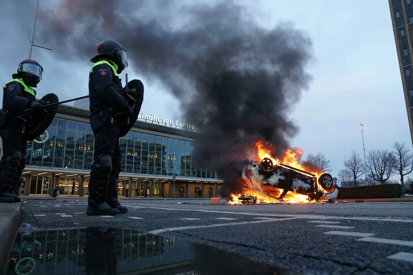 Importantes disturbios en Países Bajos contra el toque de queda
