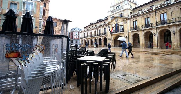 Los hosteleros de Oviedo sucumben al mal tiempo: «Es imposible gestionar las terrazas»