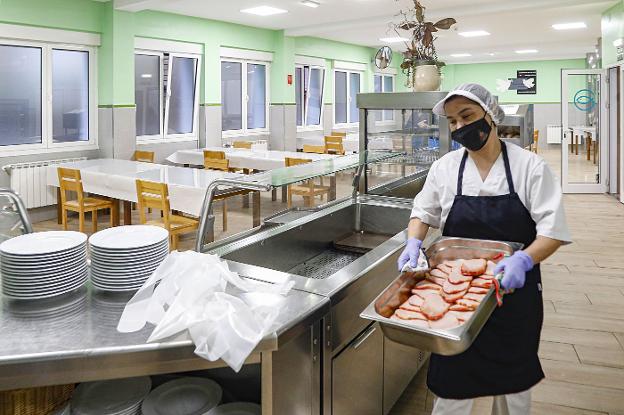 La Cocina Económica de Gijón reabre el comedor tras once meses cerrado: «Nos sentimos felices»