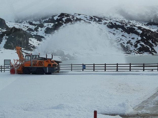 Limpian la nieve de la carretera a los Lagos